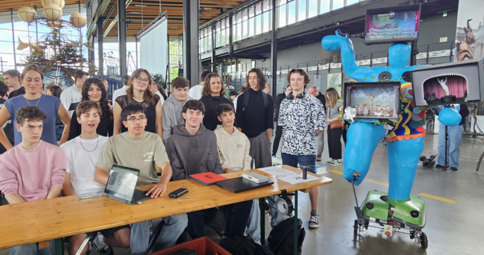 Les élèves à la Halle de la Machine présentant le robot Bamboche 